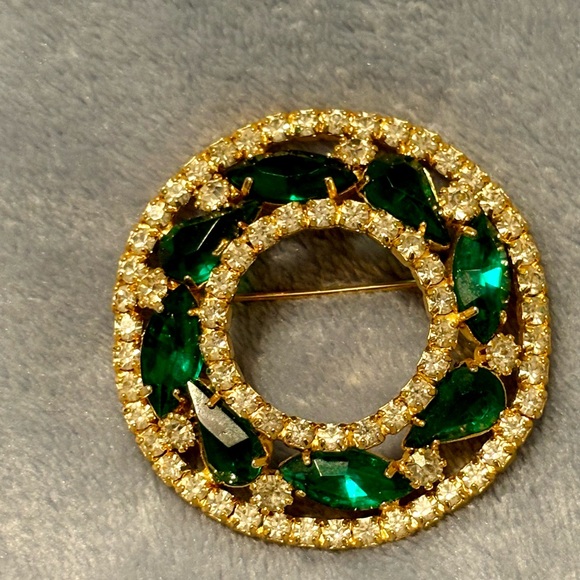 Vintage gold tone circular wreath Brooch with Green/white rhinestones. - Picture 10 of 13